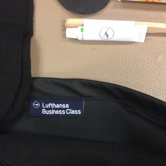 Lufthansa Toiletry Bag - Picture 10 of 10